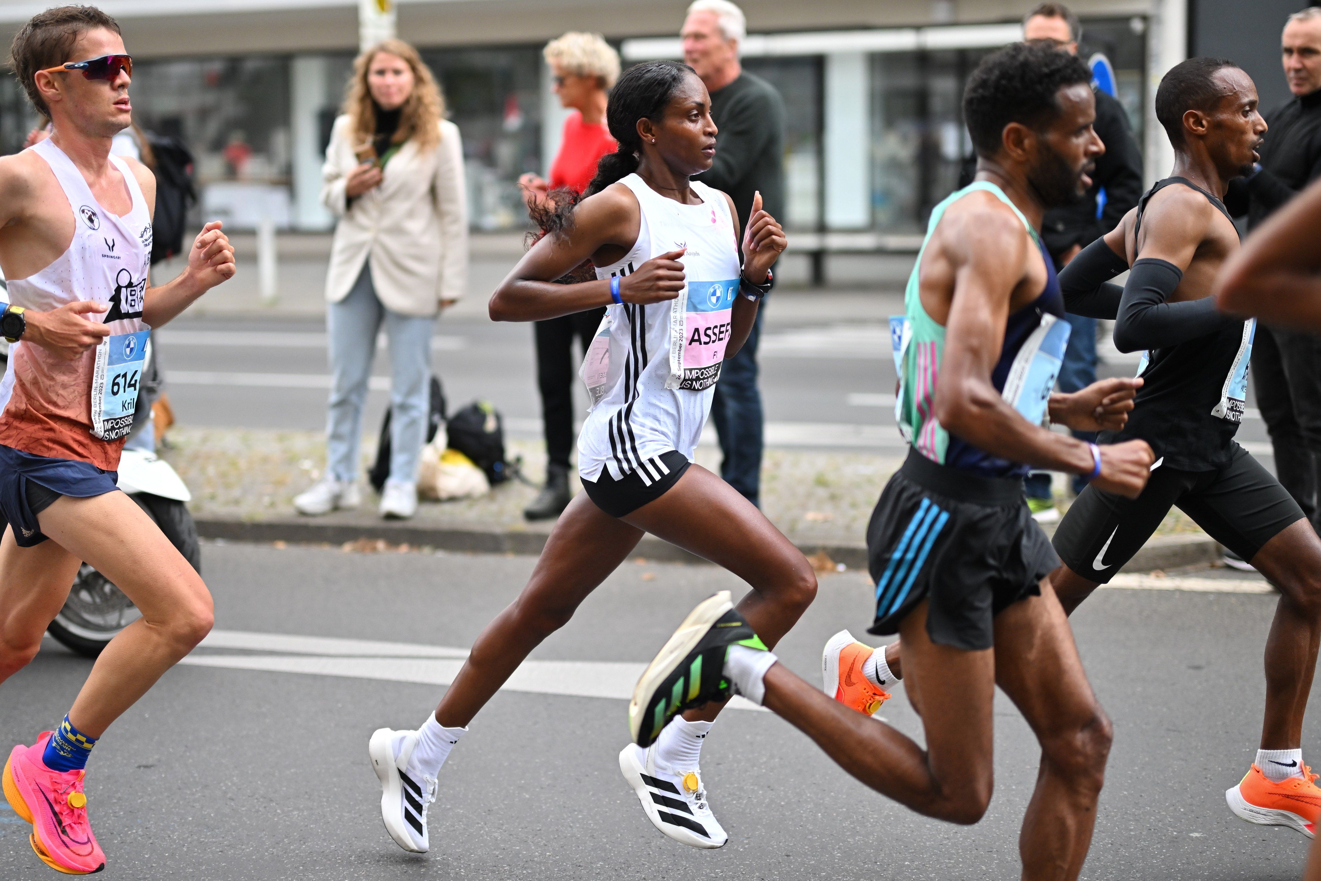 Tigst Assefa on her way to a world record at the Berlin Marathon
