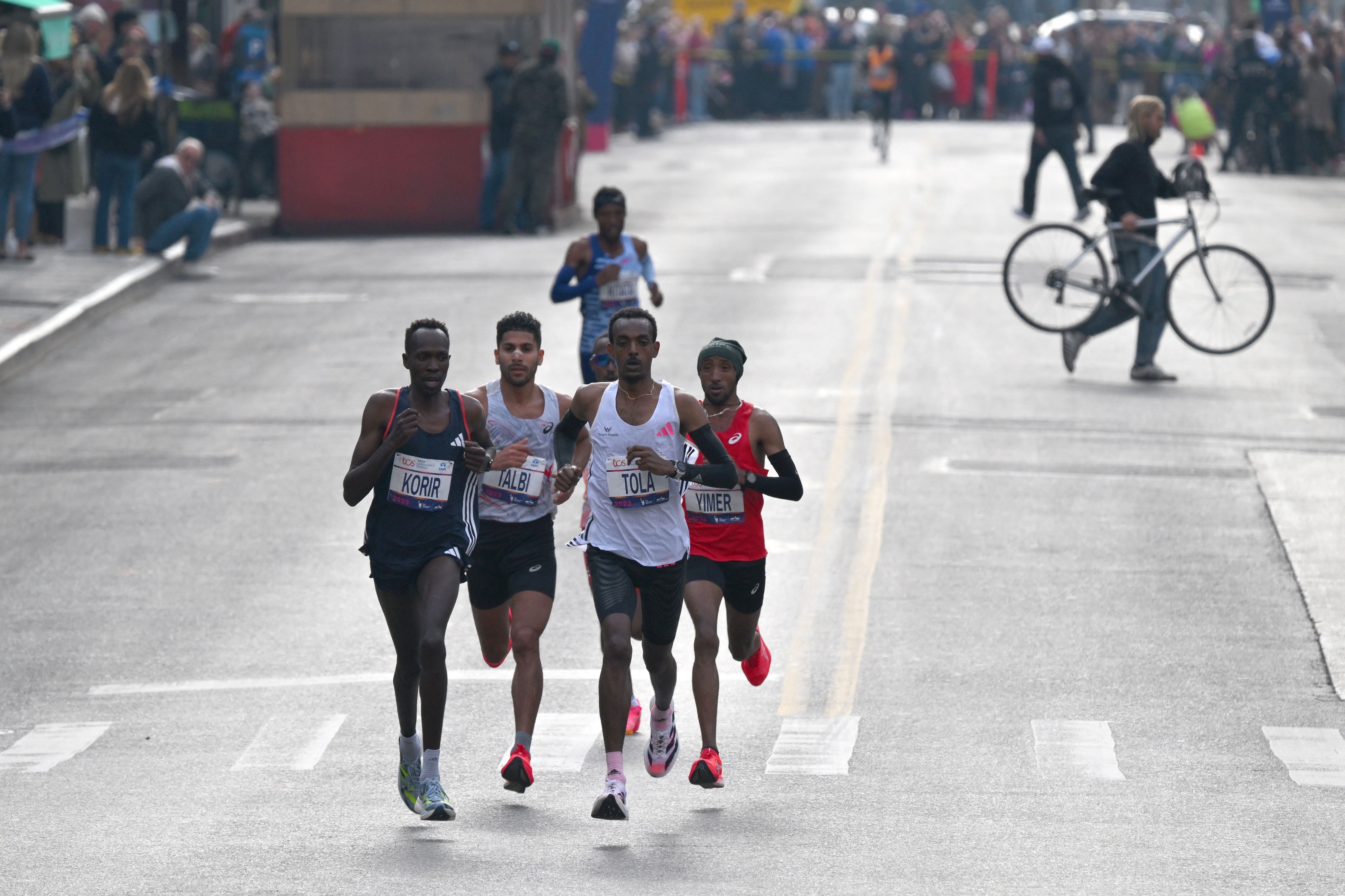 Tamirat Tola in the lead pack, on his way to New York City Marathon victory