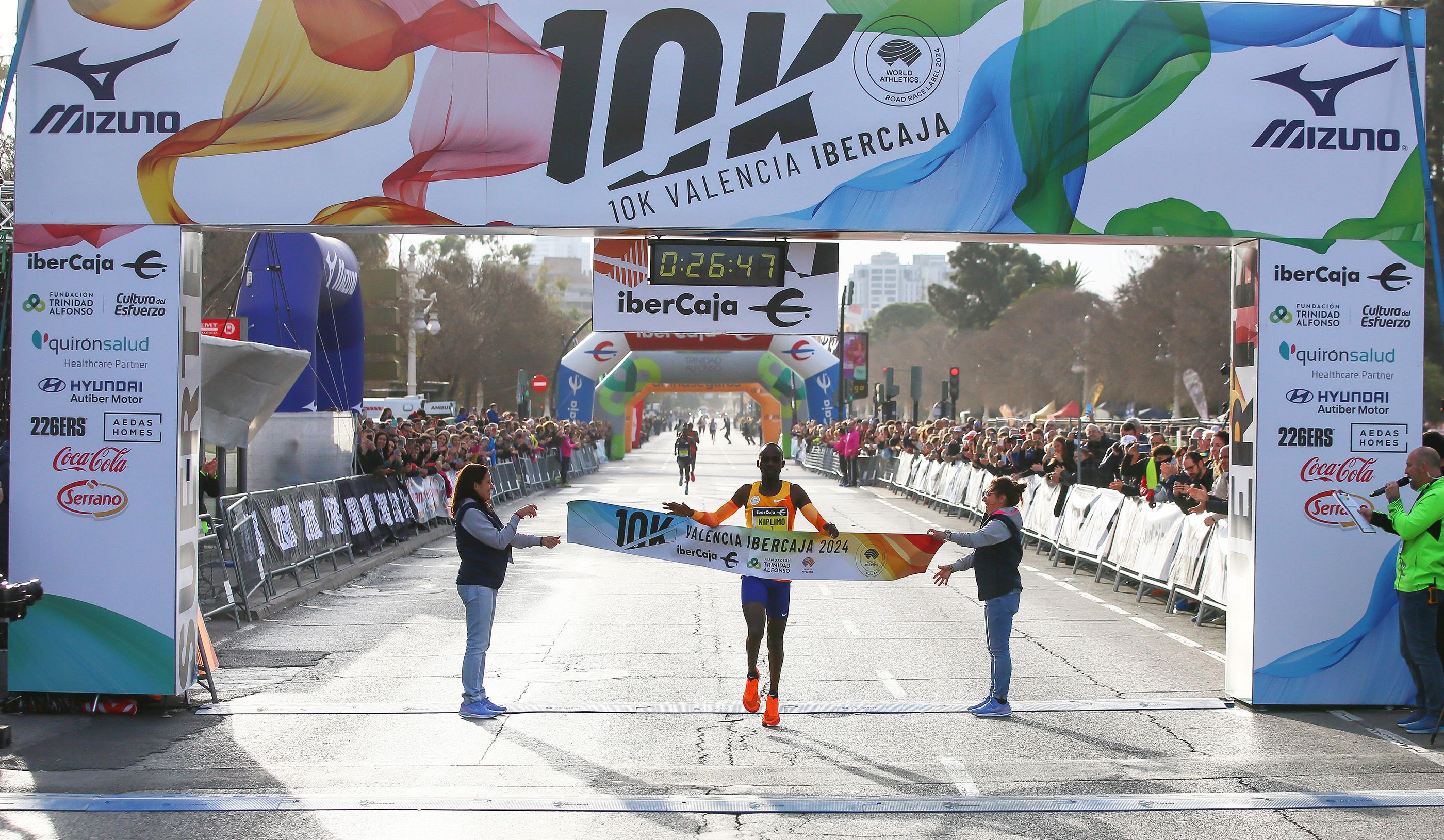 Ngitic bate el récord del mundo de 10 km con un tiempo de 28:46 en Valencia |  Informes