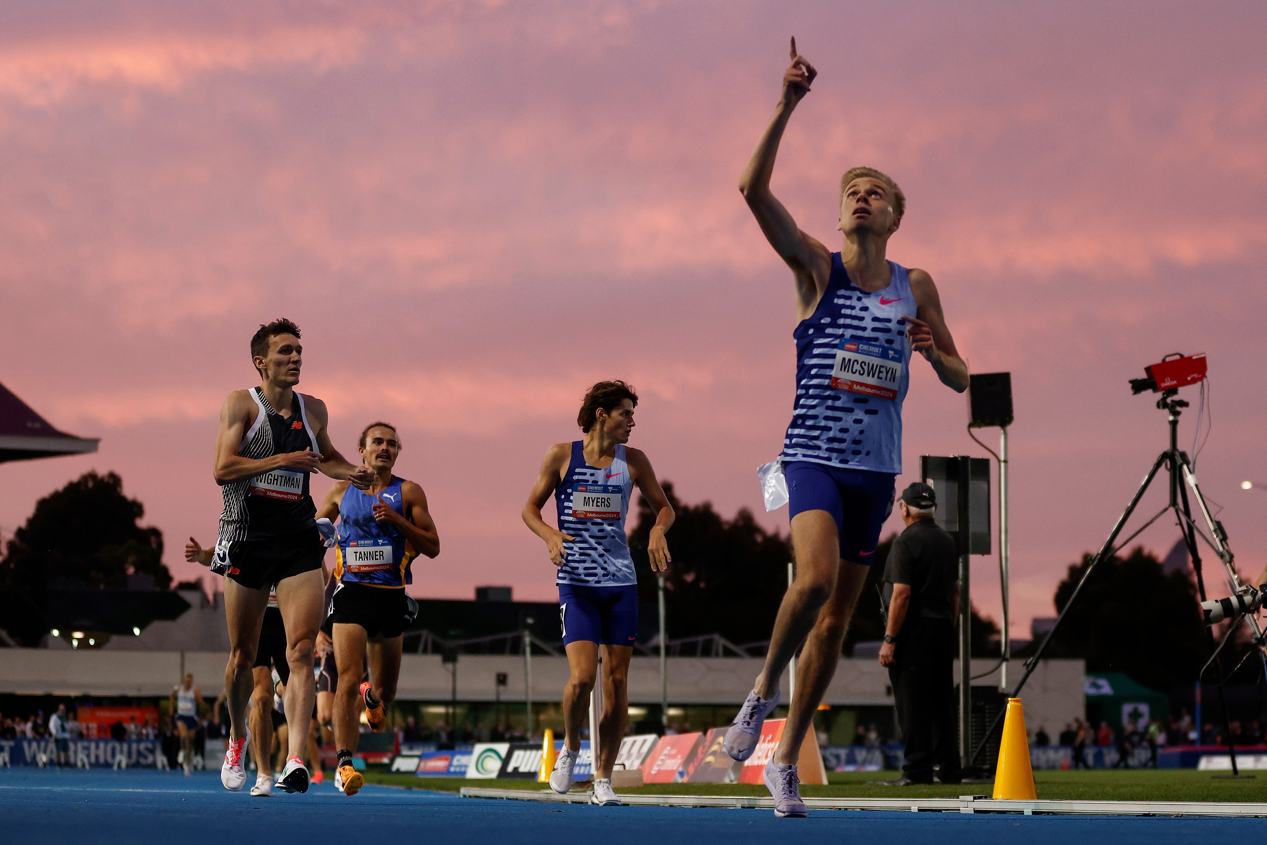 Stewart McSweyn wins the mile in Melbourne