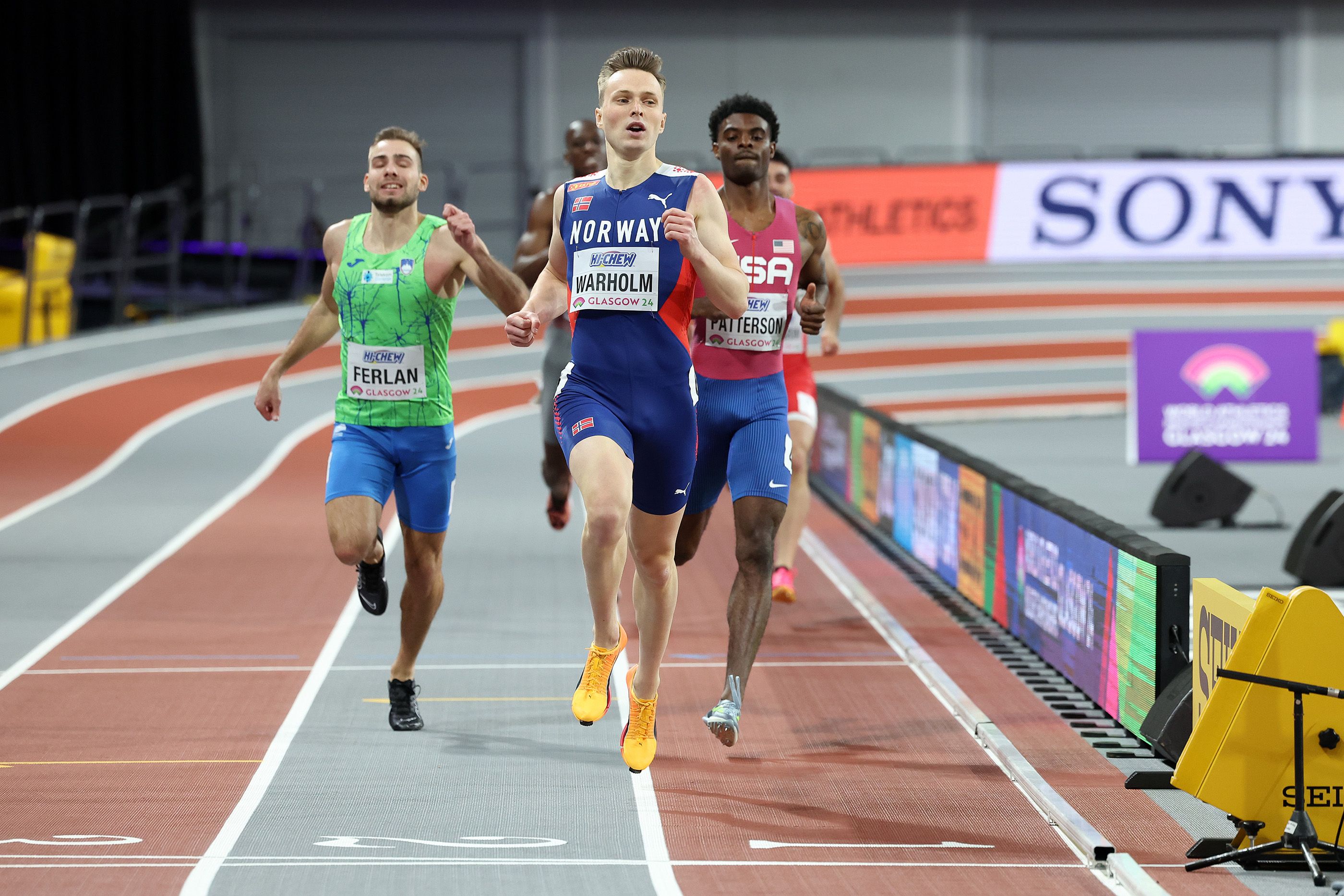 Karsten Warholm wins his 400m heat in Glasgow