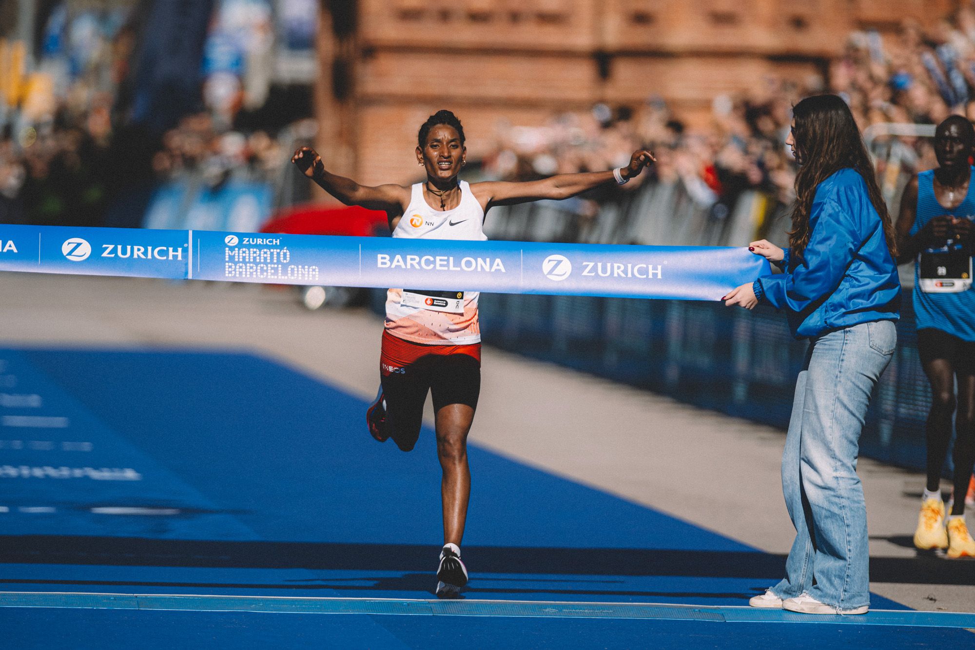 Degitu Azimeraw wins the Barcelona Marathon