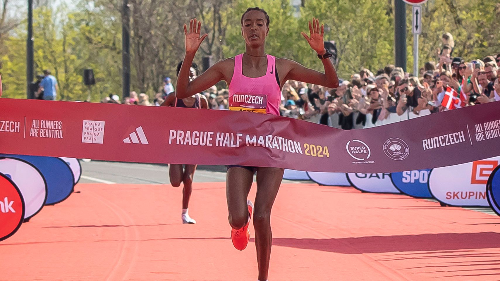 Gete Alemayehu wins the Prague Half Marathon