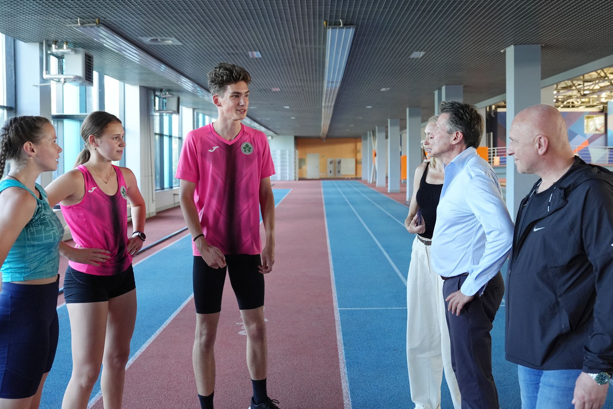 Sebastian Coe meets young athletes in Ukraine