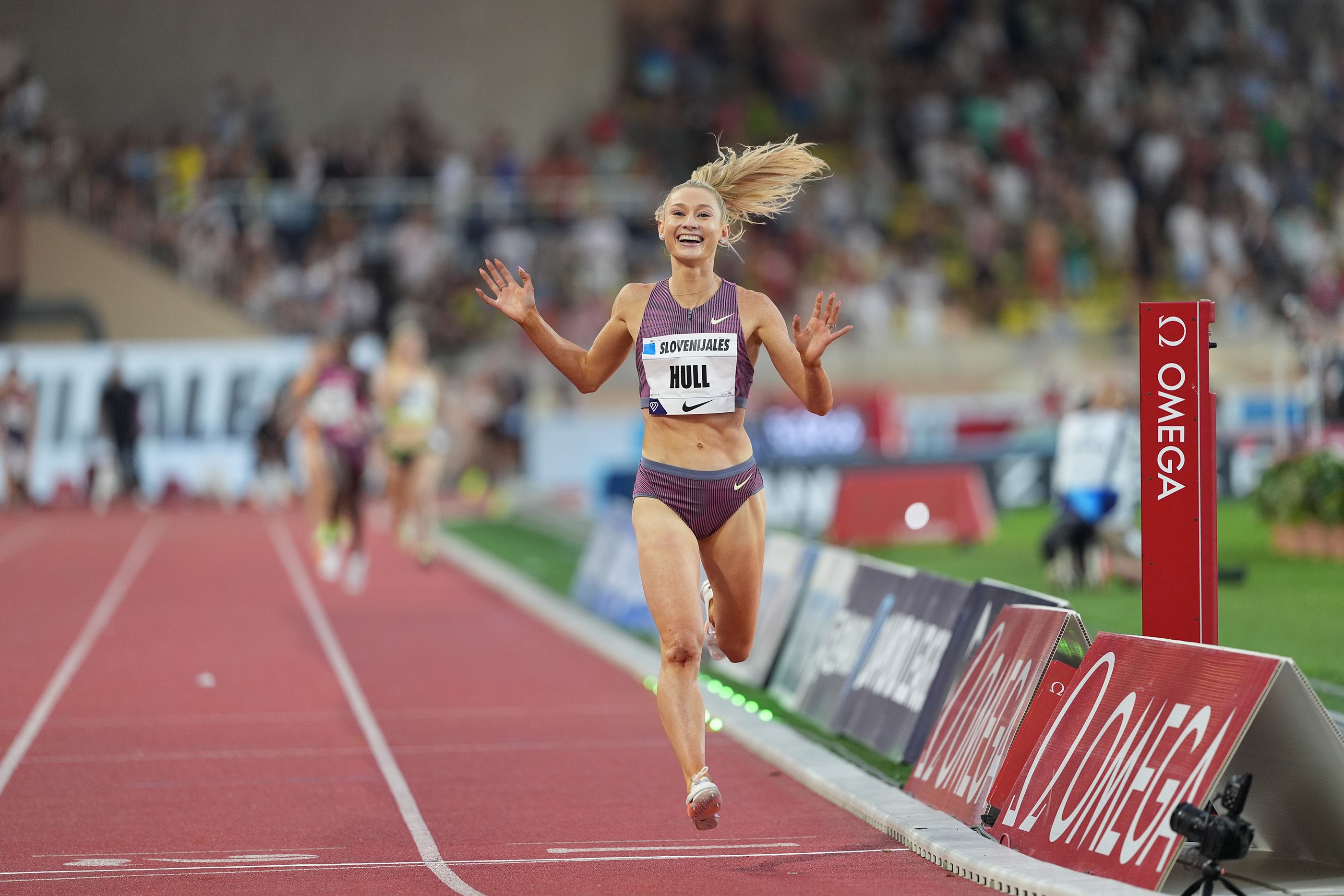 Jessica Hull sets a world 2000m record in Monaco