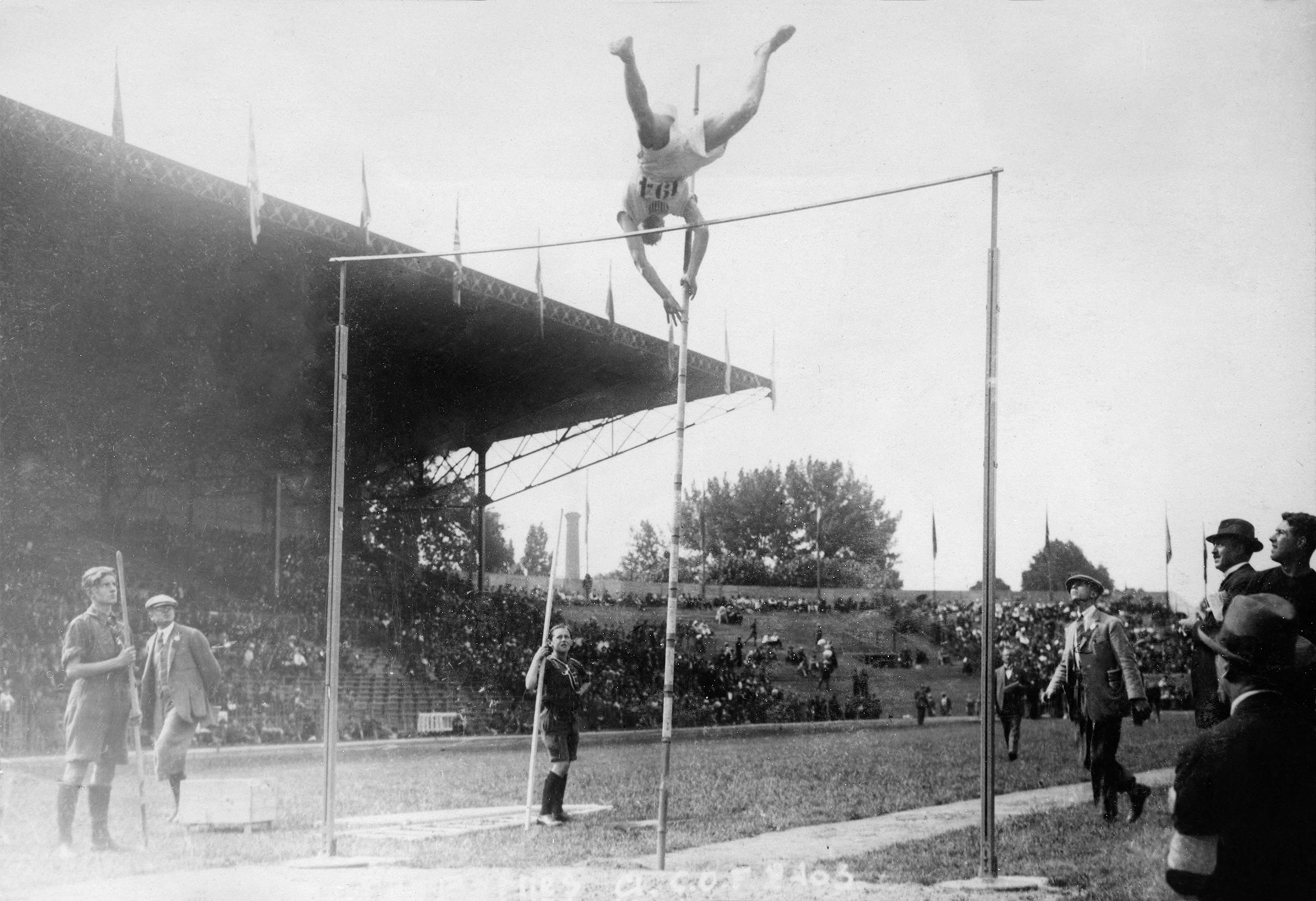 Lee Barnes in the pole vault at the 1924 Olympic Games