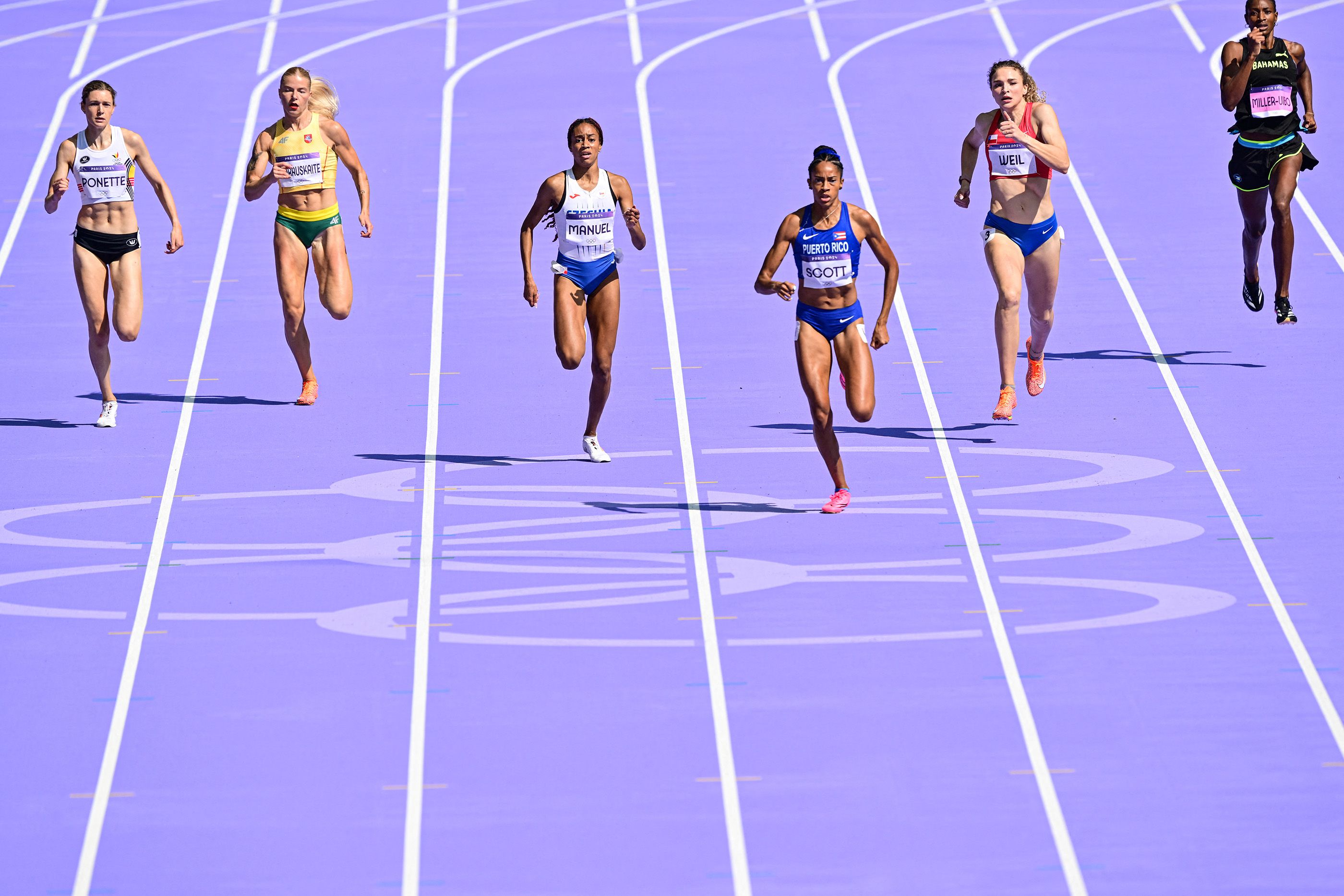 Lurdes Gloria Manuel in the 400m at the Paris Olympics