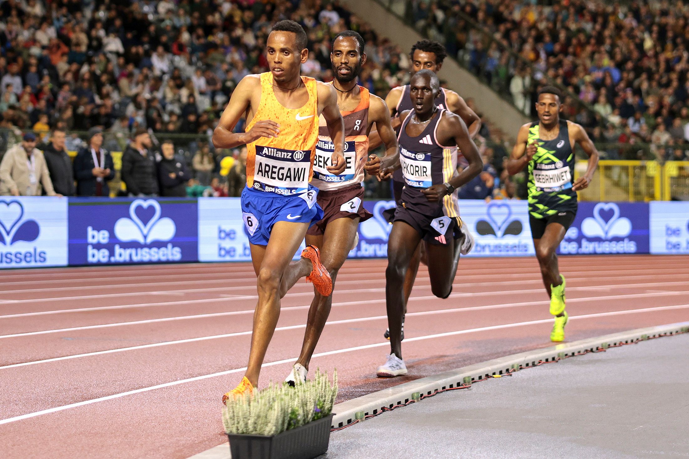 Berihu Aregawi leads the 5000m in Brussels