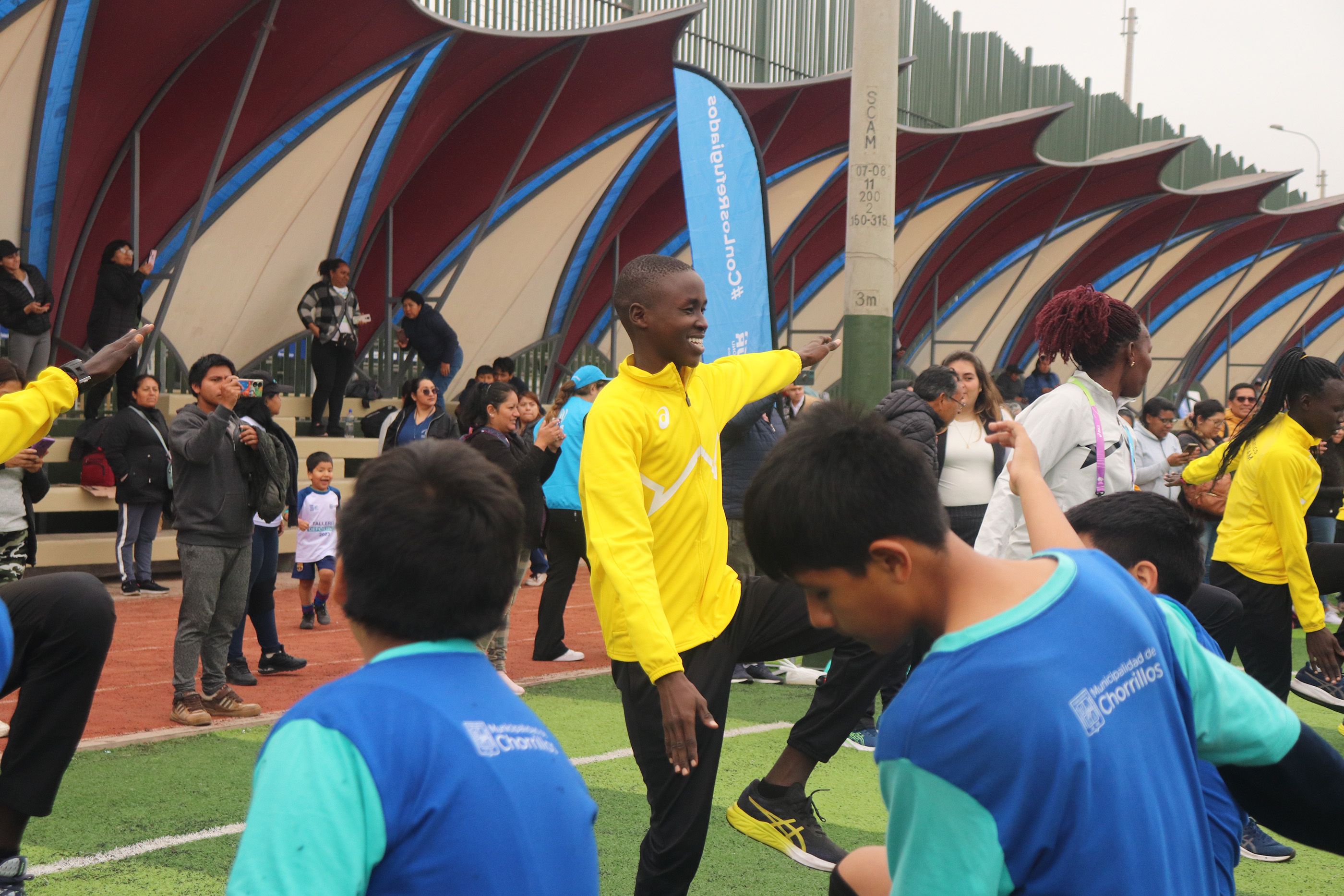 The Athlete Refugee Team leads a warm-up session at the Complejo Deportivo N°1 in Chorrillos