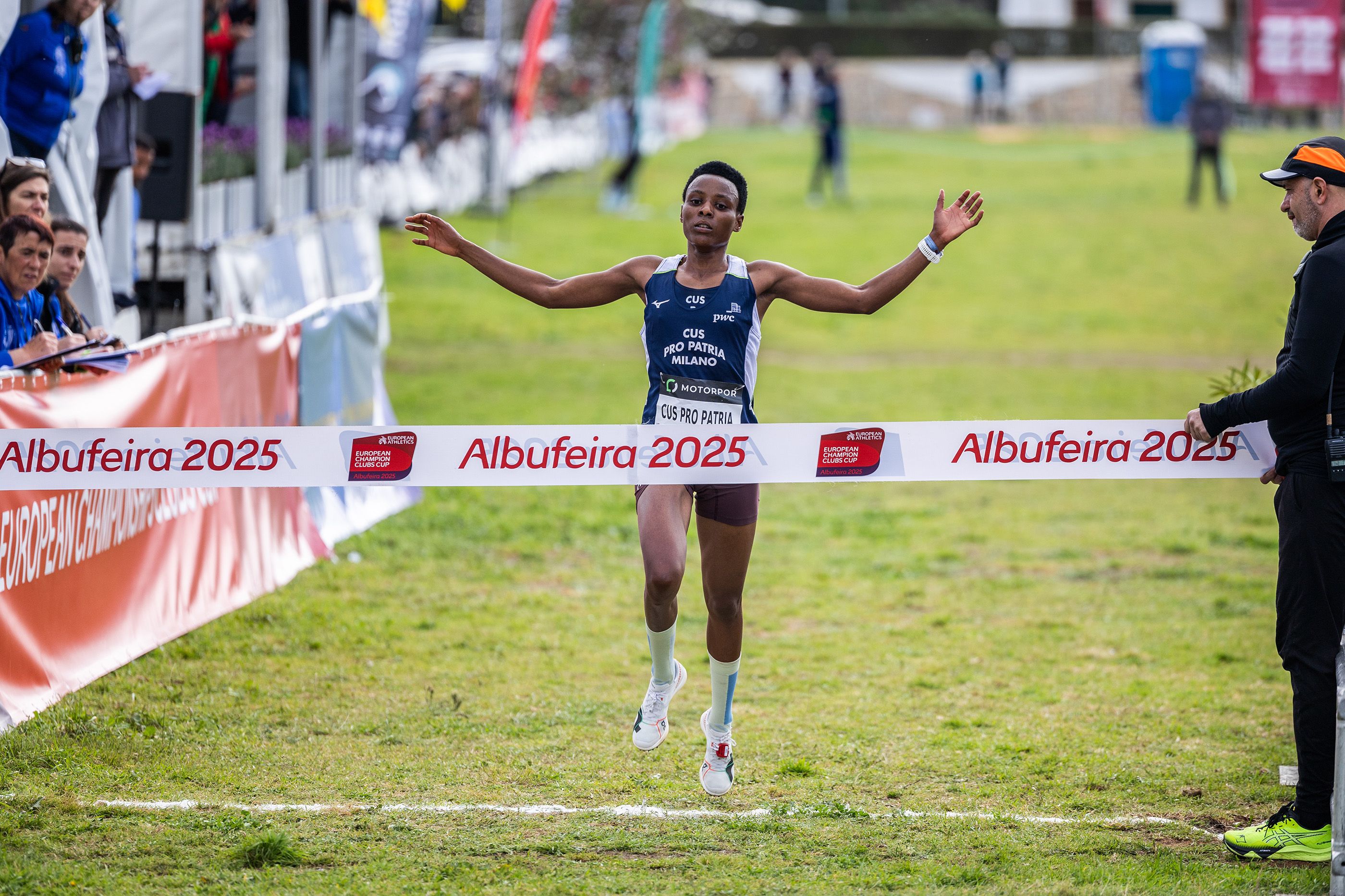 Francine Niyomukunzi wins at the 2025 Cross Internacional das Amendoeiras em Flor