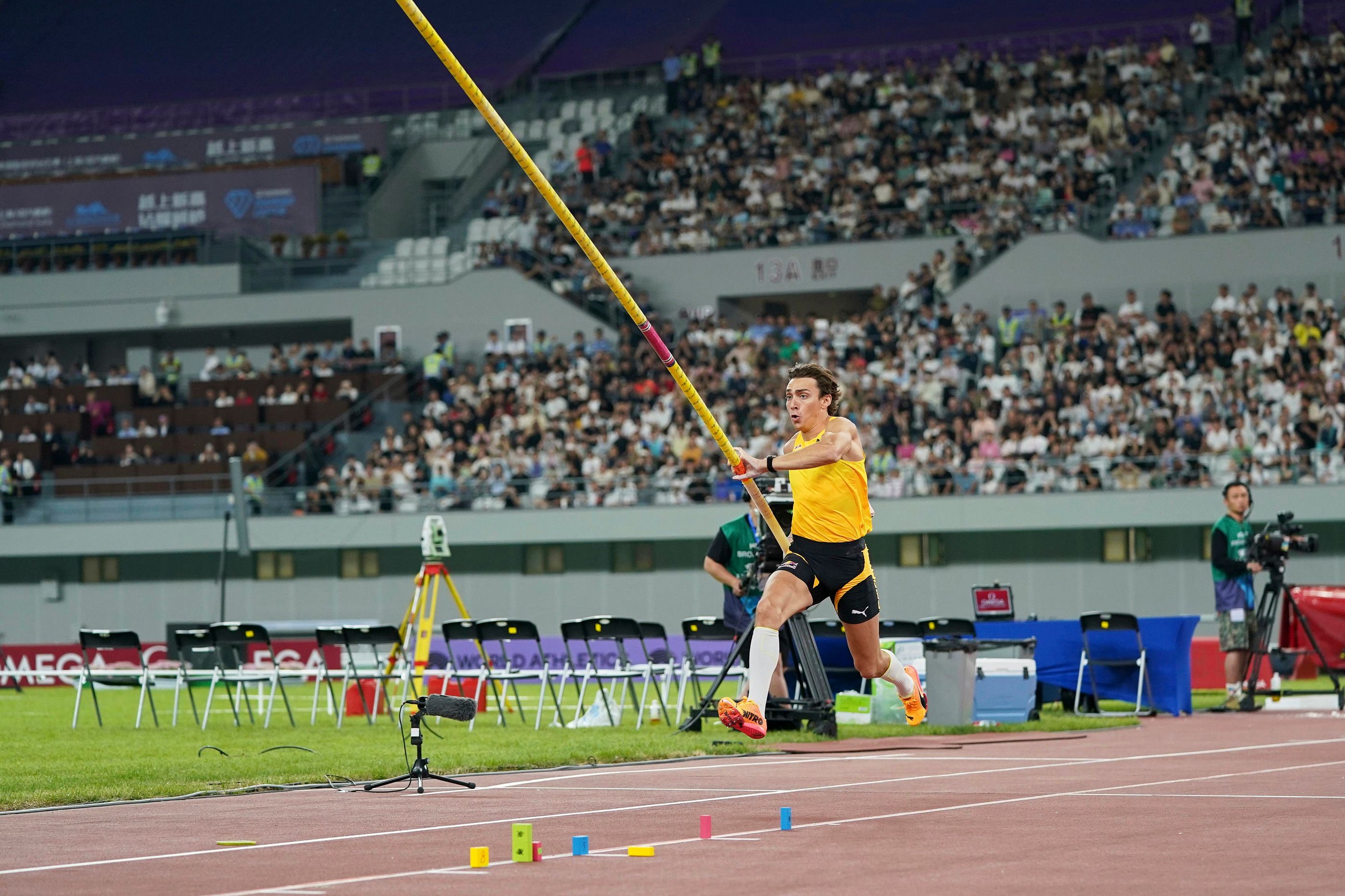Mondo Duplantis in action at the Wanda Diamond League meeting in Shanghai/Keqiao