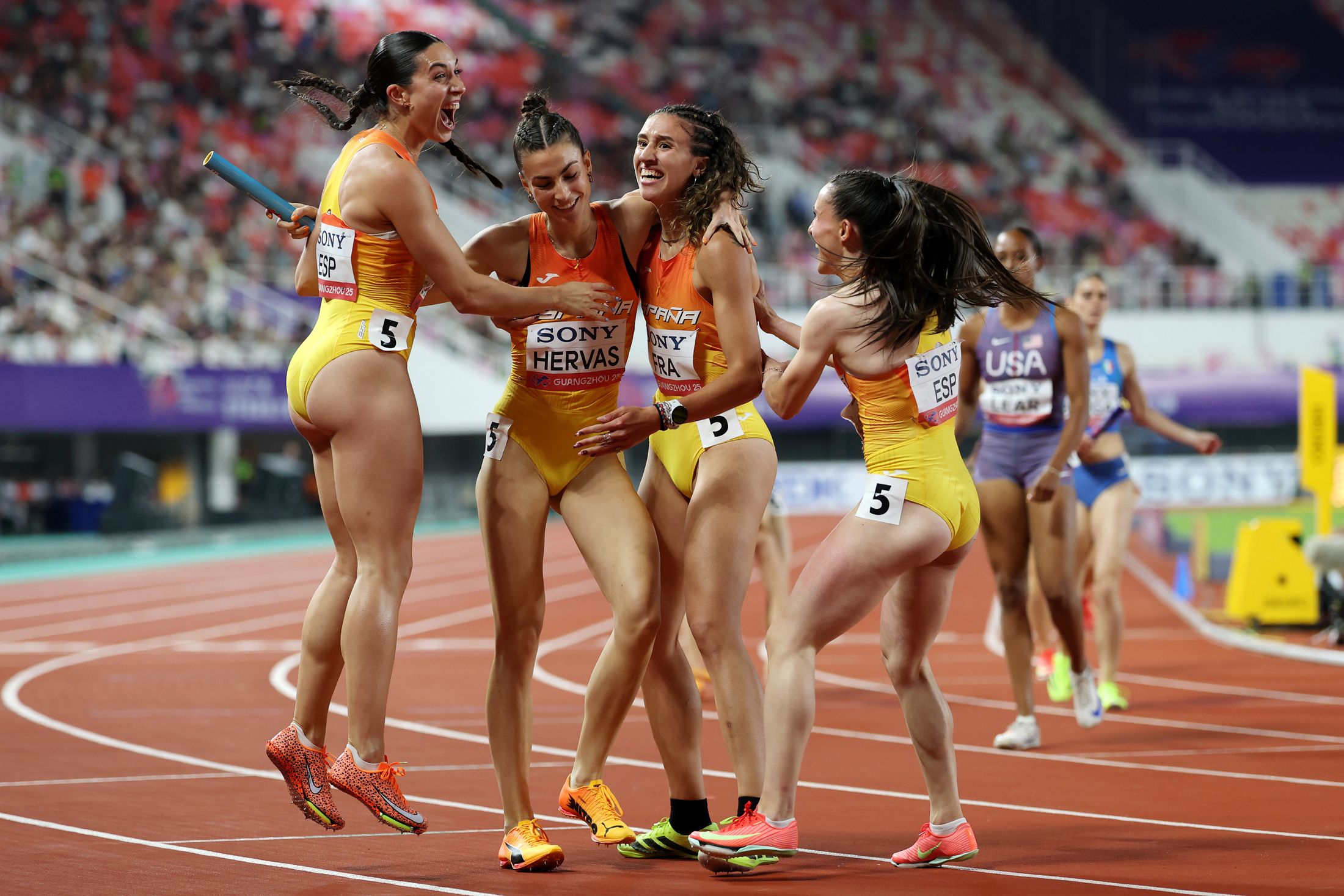 The Spanish team after winning the women's 4x400m at the World Athletics Relays Guangzhou 25