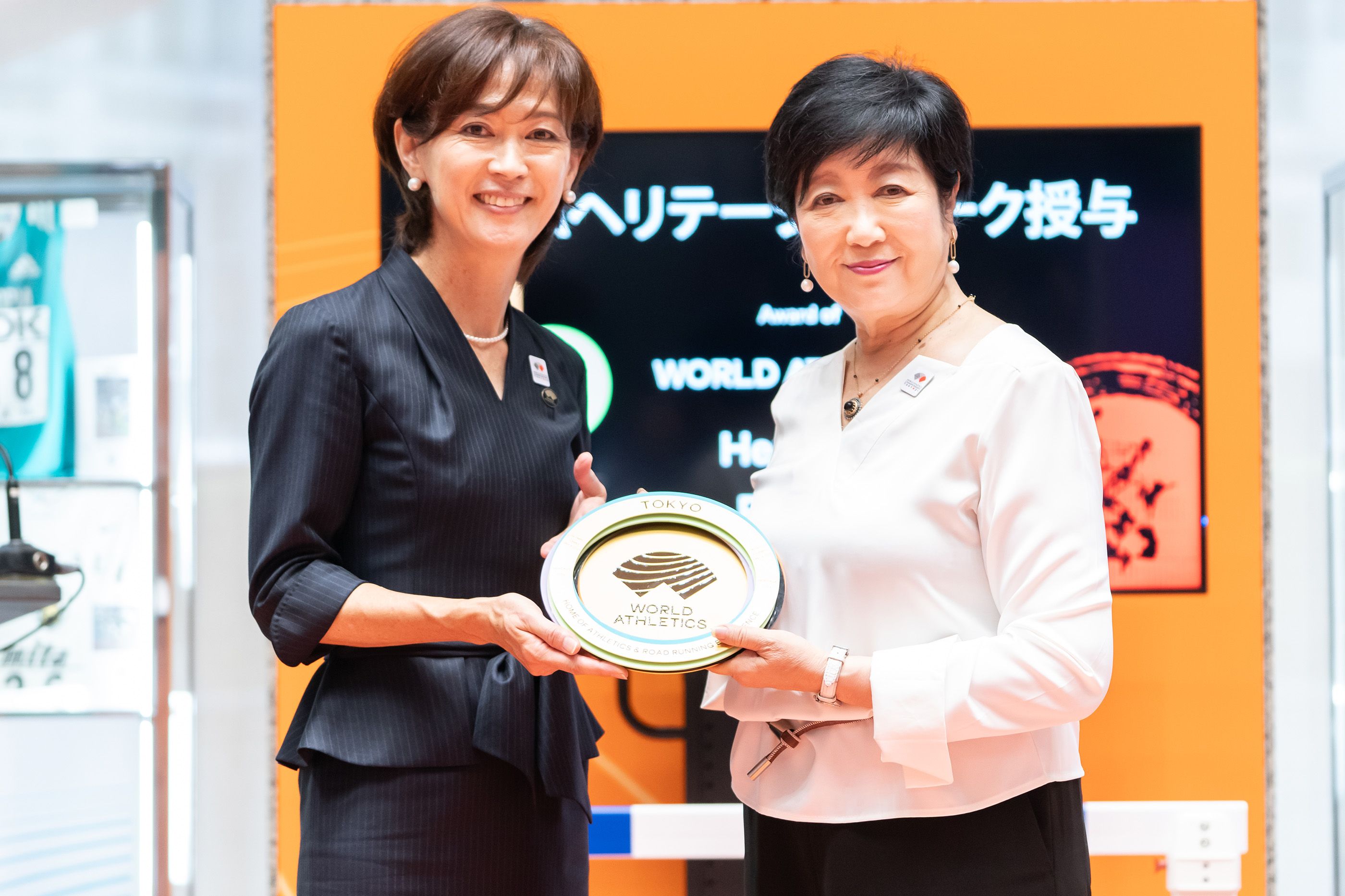 Yuko Arimori and Governor of Tokyo Yuriko Koike during the presentation of the Heritage Plaque
