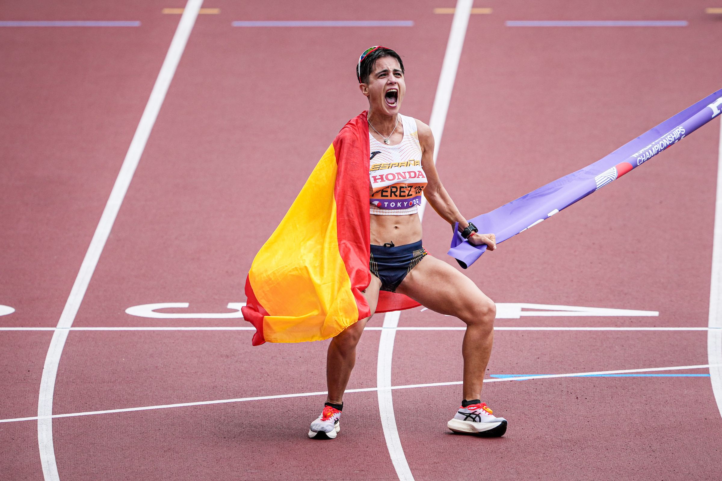 মারিয়া পেরেজ টোকিওতে তার 35 কিলোমিটার রেস ওয়াক জয়ের উদযাপন করেছেন