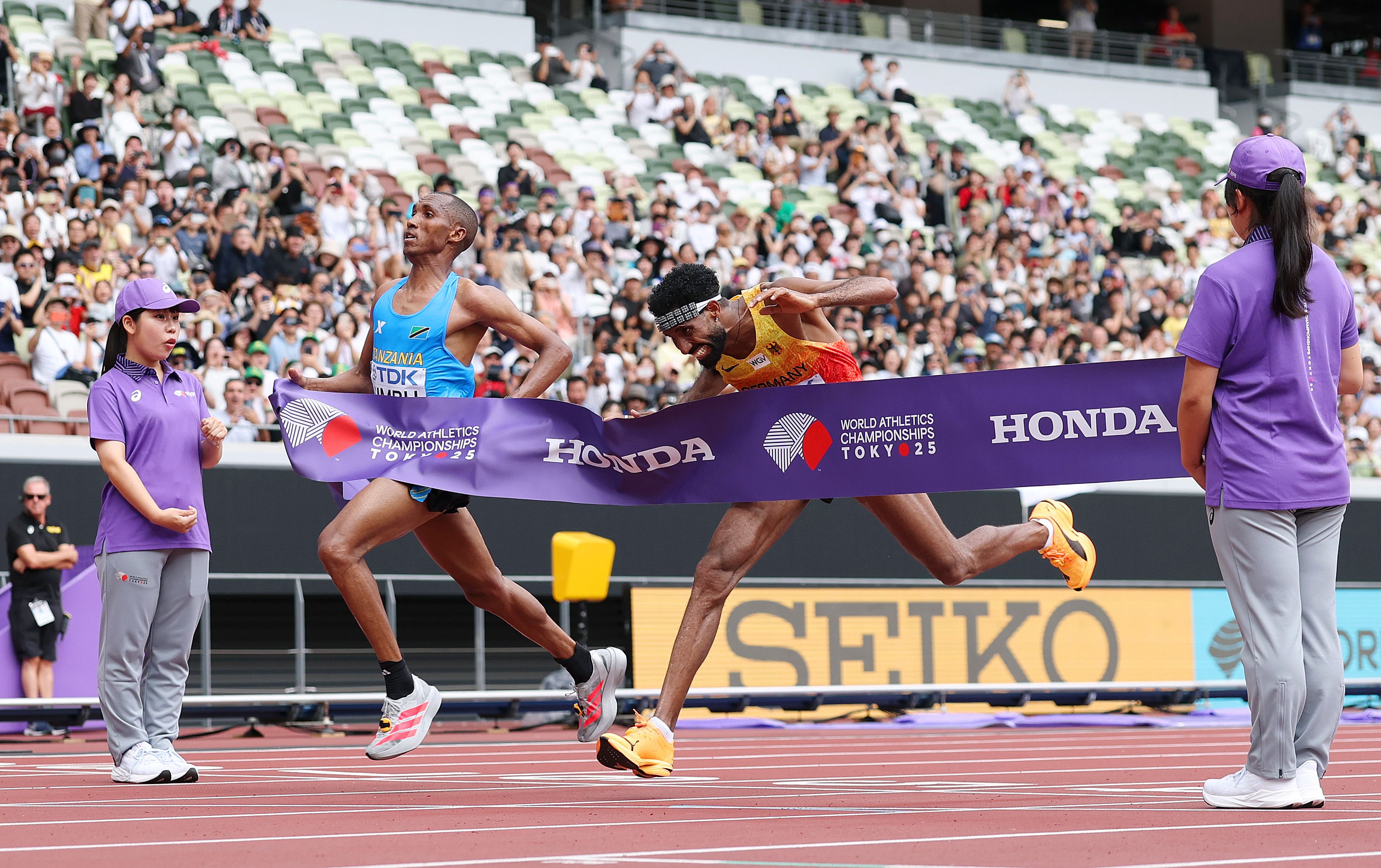 Alphonce Simbu wins the marathon at the World Athletics Championships Tokyo 25