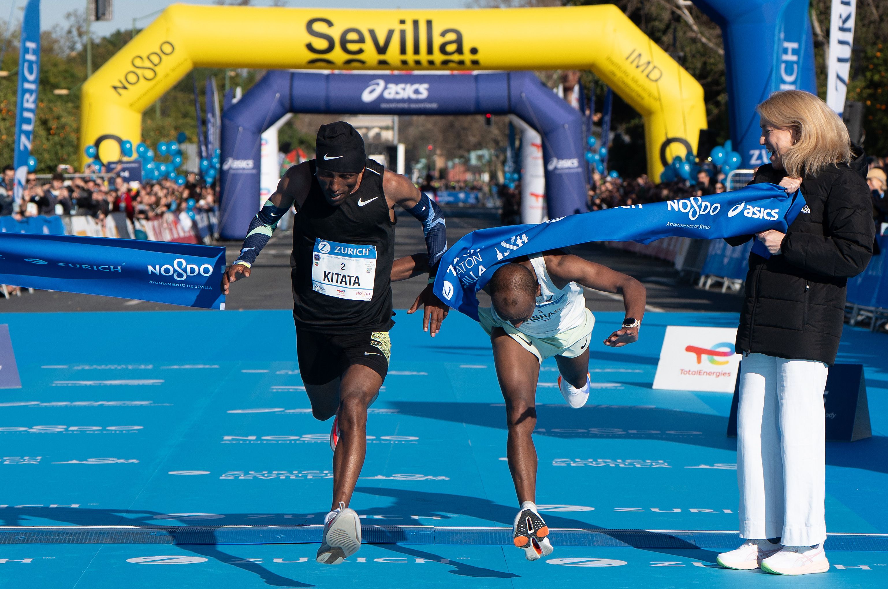 Shura Kitata and Asrar Hiyrden at the end of the Seville Marathon