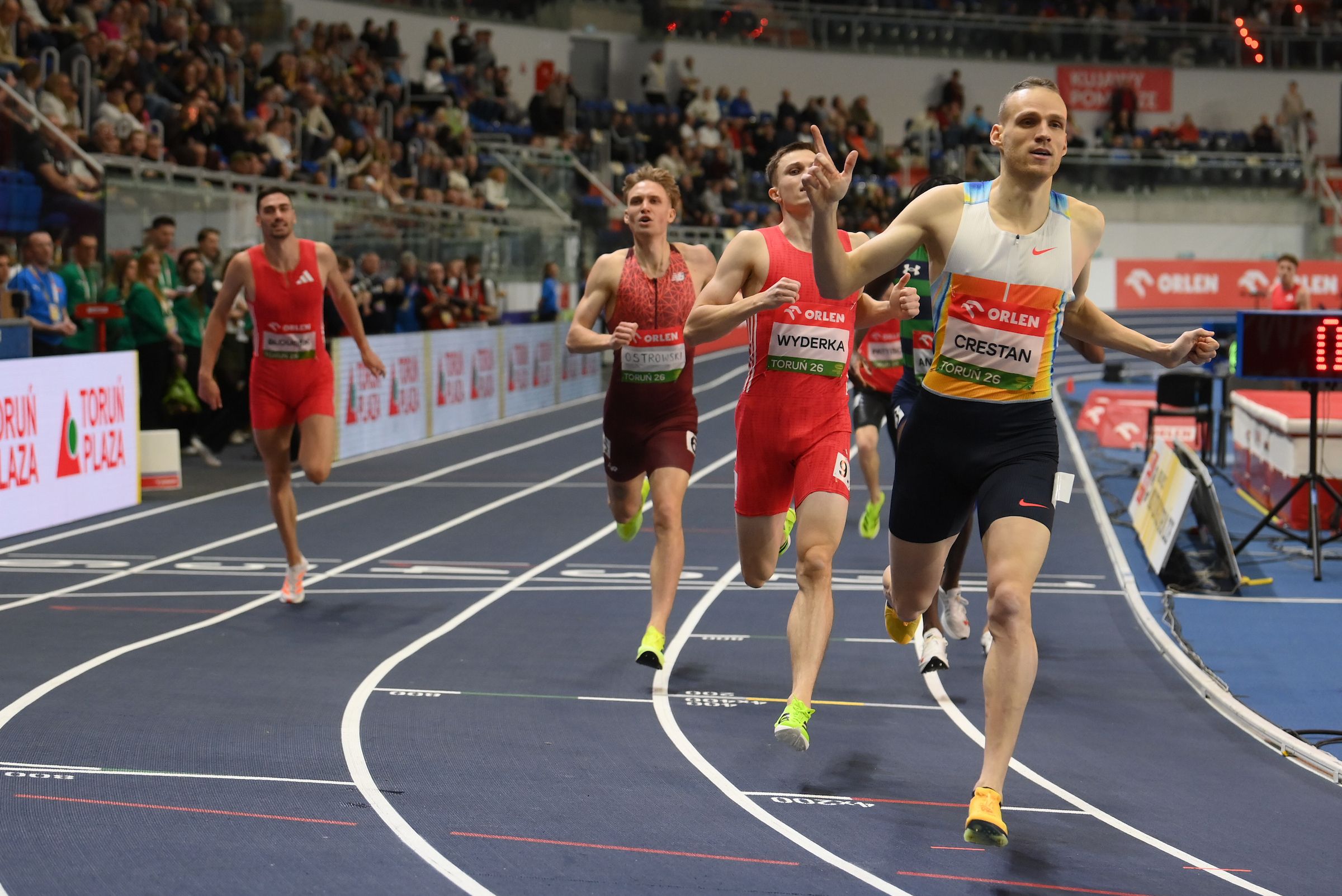 Eliott Crestan wins the 800m in Torun