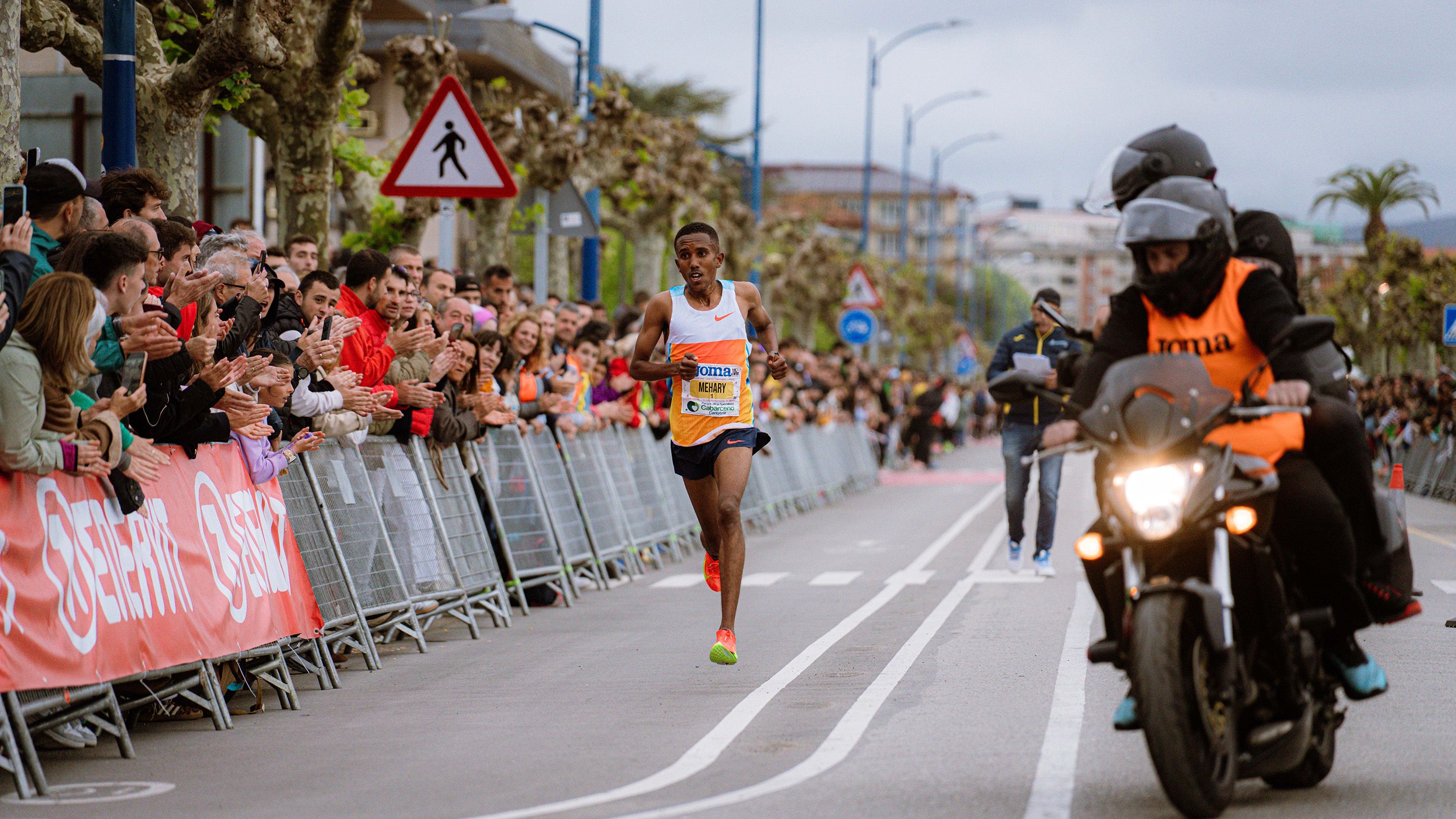 Biniam Mehary on his way to victory in the Laredo 10km