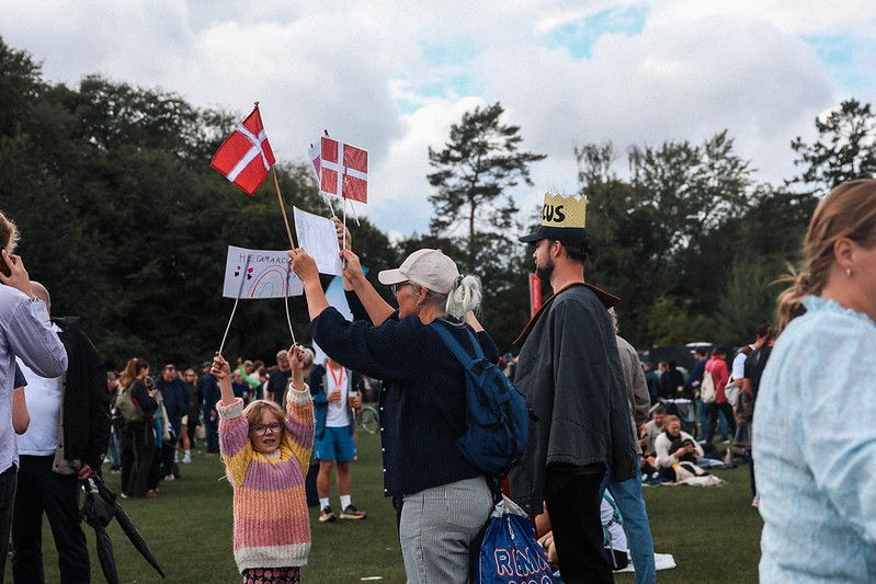 Løbere, familie og venner samlet i Runners Area