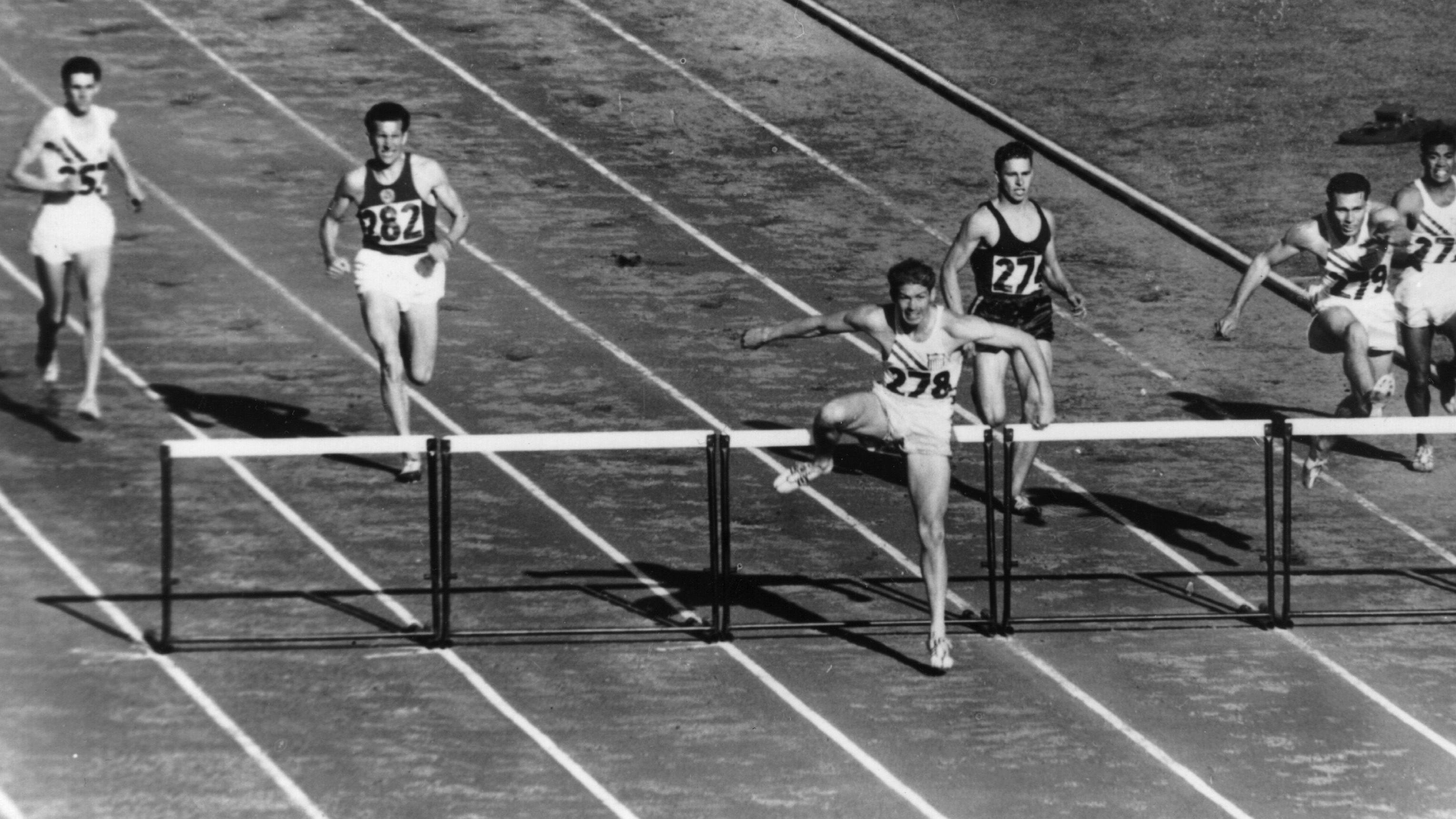 Glenn Davis breaks the world 400m hurdles record in LA