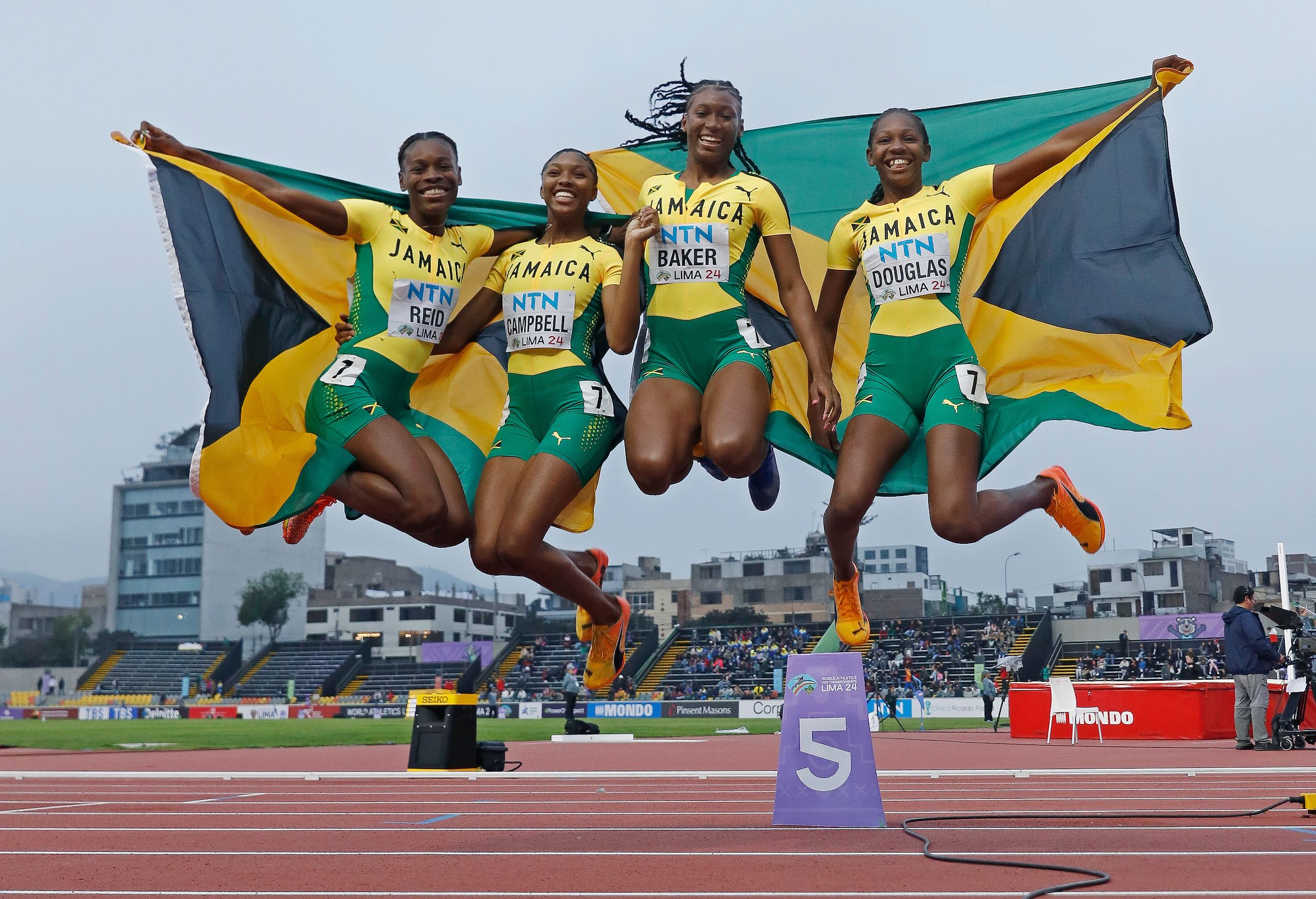 Shanoya Douglas on the 4x100m team in Lima