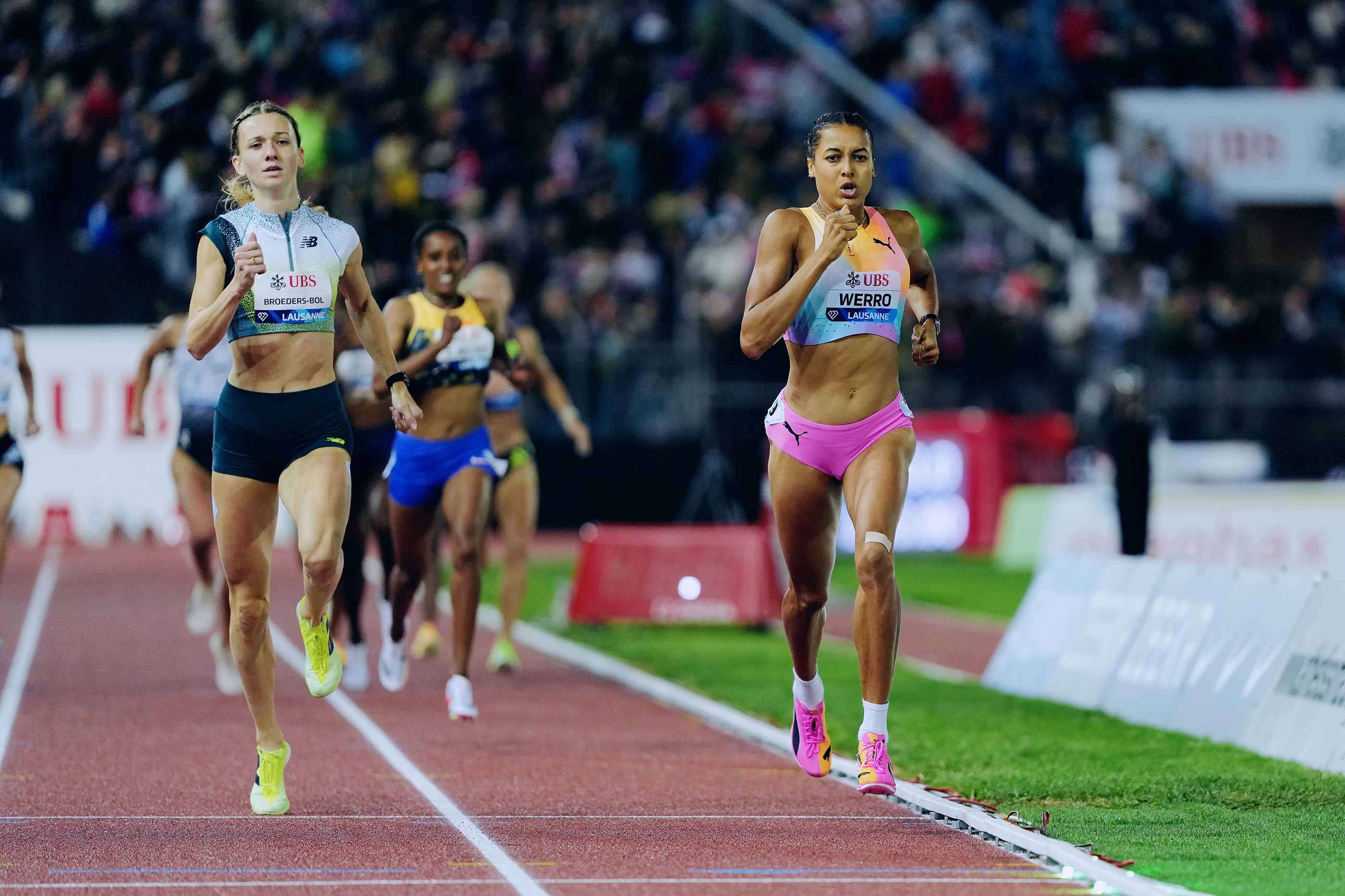 Audrey Werro holds off Femke Broeders-Bol in the 800m in Lausanne