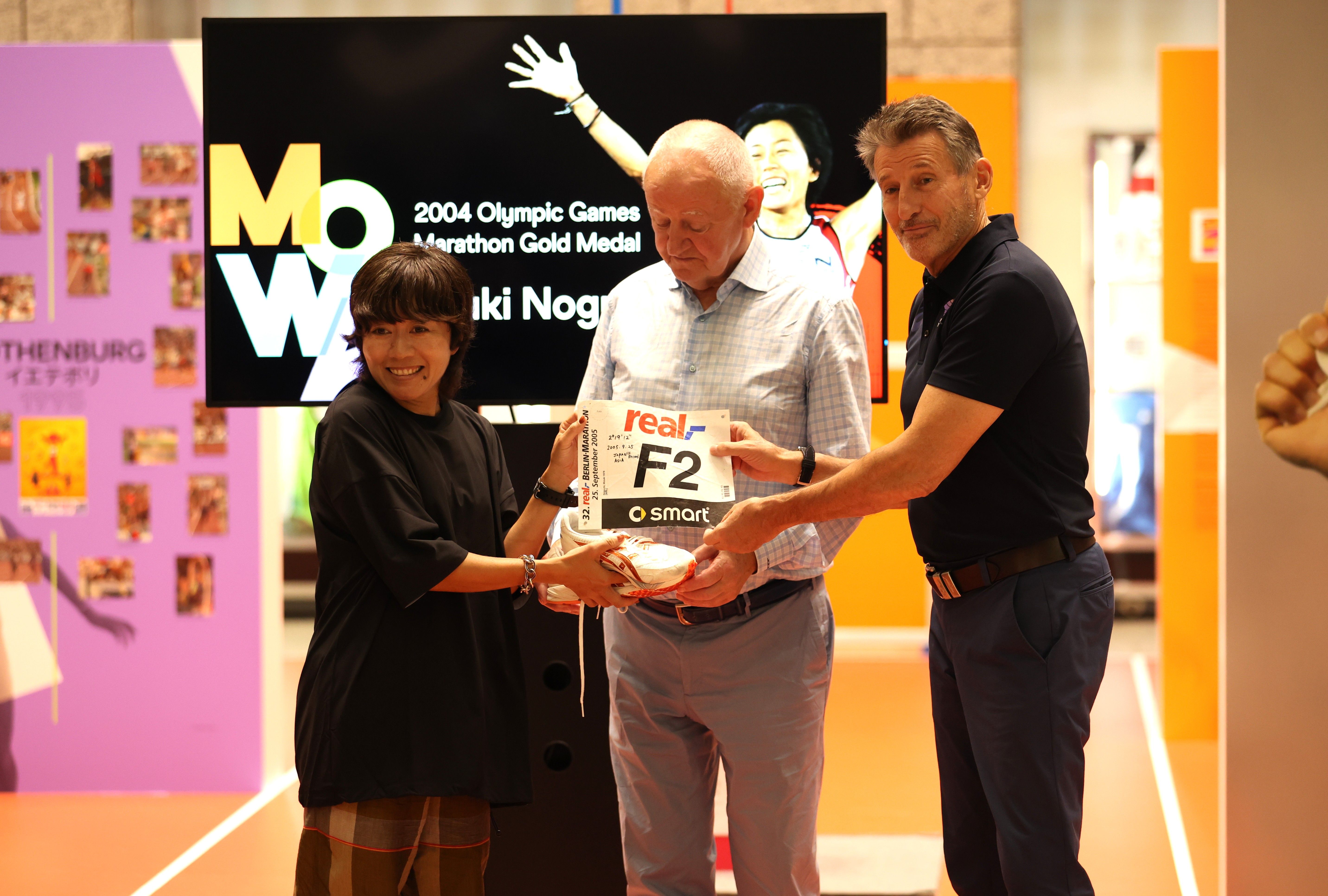 Mizuki Noguchi makes her donation to the Museum of World Athletics