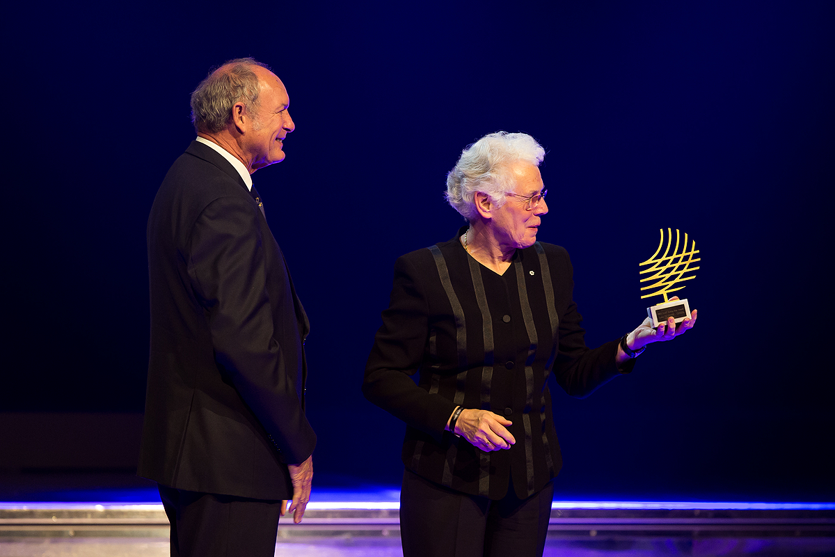 Abby Hoffman, miembro del Consejo de la IAAF, recibe el Premio Estrella en Ascenso de la IAAF en nombre de Andre De Grasse