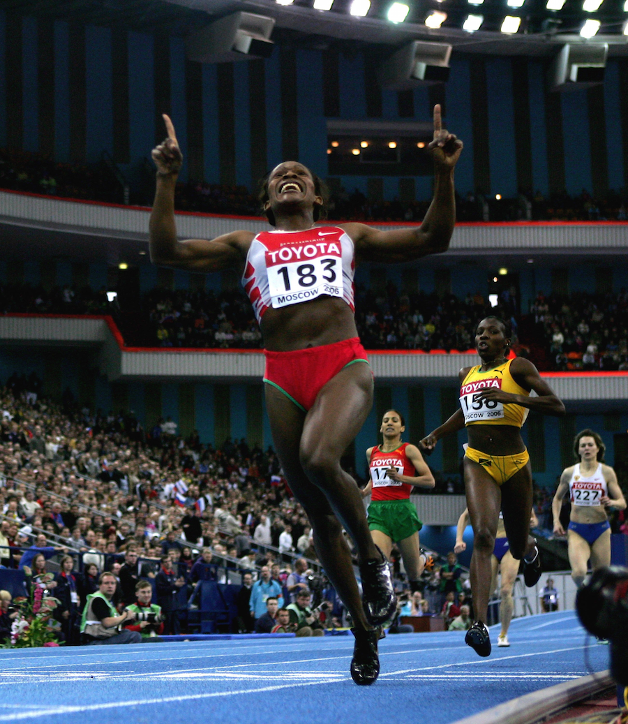 Maria Mutola wins the 2006 world indoor 800m title
