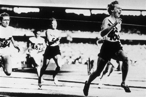 Betty Cuthbert wins the 200m at the Melbourne Olympics in 1956