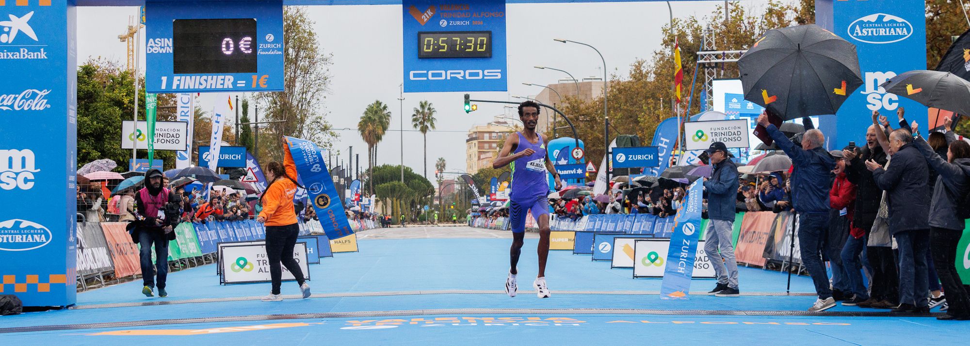 Ethiopia’s Yomif Kejelcha broke the world half marathon record* at the Medio Maratón de Valencia Trinidad Alfonso Zurich on Sunday (27), clocking 57:30 