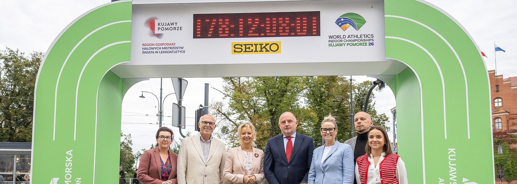 W poniedziałkowe przedpołudnie uroczyście uruchomiony został zegar odliczający czas do Halowych Mistrzostw Świata Kujawy Pomorze 26, które w marcu odbędą się w Toruniu. Instalacja stanęła przed Urzędem Marszałkowskim, w miejscu bardzo uczęszczanym przez mieszkańców. 