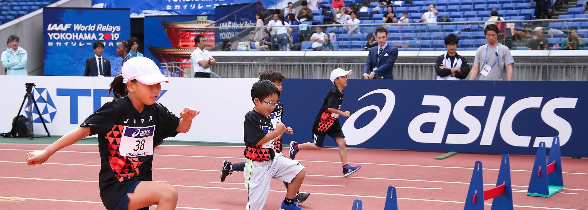 In between sessions at the IAAF World Relays Yokohama 2019, dozens of Japanese schoolchildren took to the track at Yokohama International Stadium to take part in a team competition of their own.