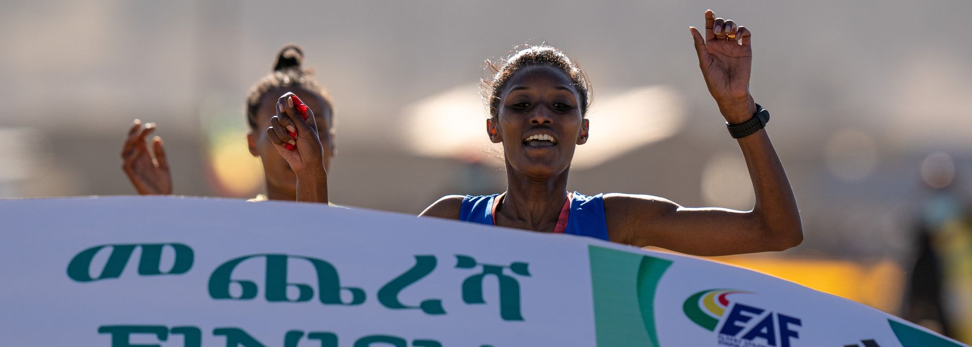 Senbere Teferi impresses with powerful mixed relay anchor leg.