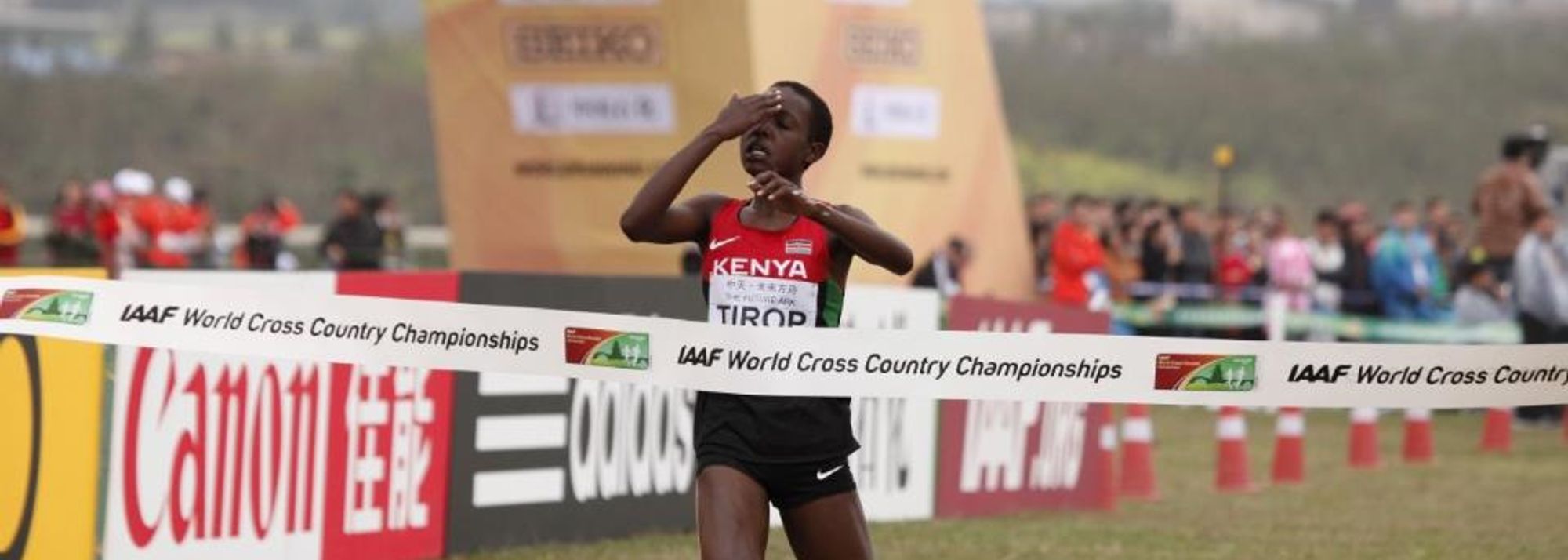 In the battle of East Africa, and with an impressive start-to-finish victory, 19-year-old Agnes Tirop brought home Kenya’s 300th IAAF World Cross Country Championships medal when winning the women’s senior race in Guiyang on Saturday (28).