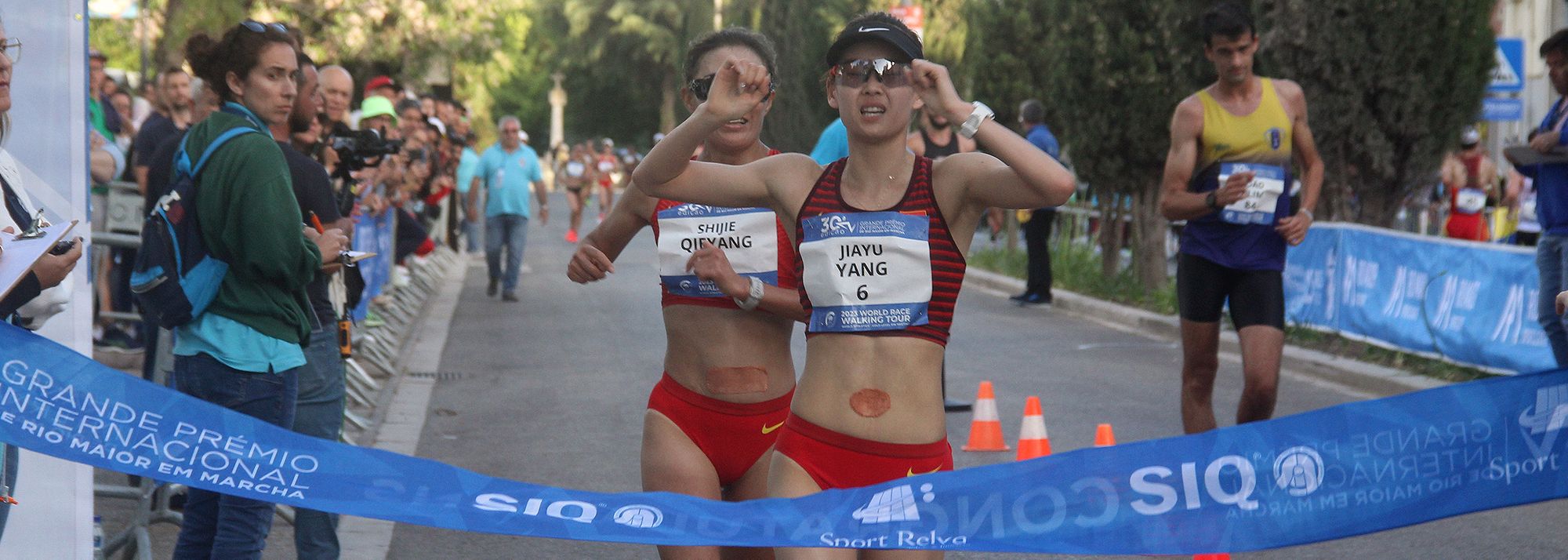 Yang Jiayu holds off Qieyang Shijie in close finish