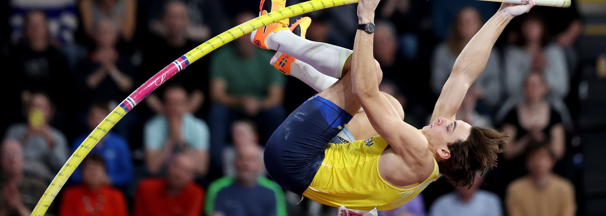 Mondo Duplantis made a successful defence of his pole vault title in Glasgow, clearing a world-leading 6.05m