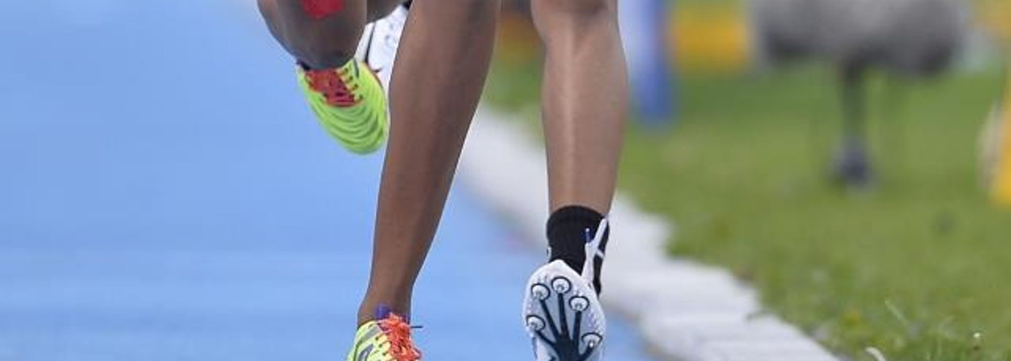 With a terrific leg from individual 400m hurdles champion Anna Cockerell, the United States closed up a sizeable gap on the Jamaicans at the halfway point of the 4x400m final.
