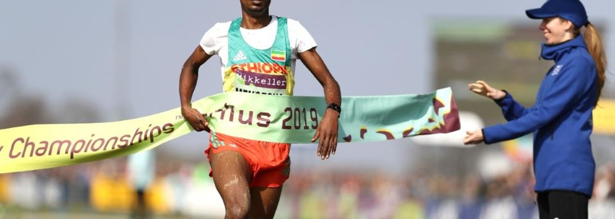 Milkesa Mengesha timed his race to perfection to lead an Ethiopian 1-2 finish in the U20 men’s race at the IAAF/Mikkeller World Cross Country Championships Aarhus 2019.