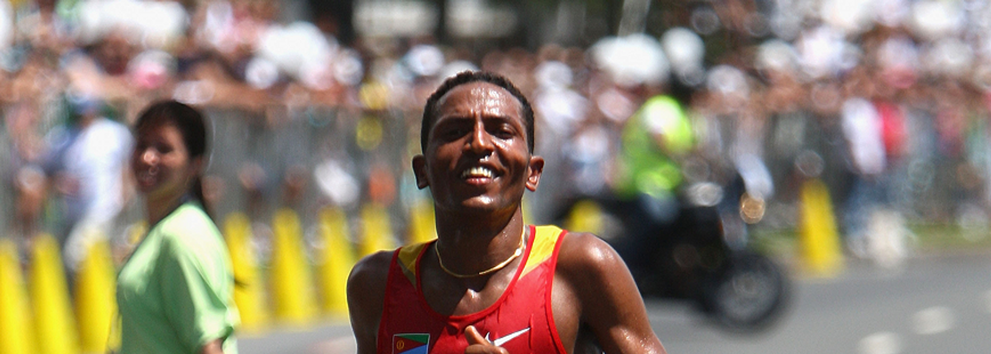 – Zersenay Tadese dominated today’s&nbsp; IAAF / CAIXA World Half Marathon Championships, taking a 21km stroll along the picturesque Atlantic coast of this ‘Marvellous City’ renowned internationally more for its slightly clad sunbathing beauties than athletics brilliance.</P>