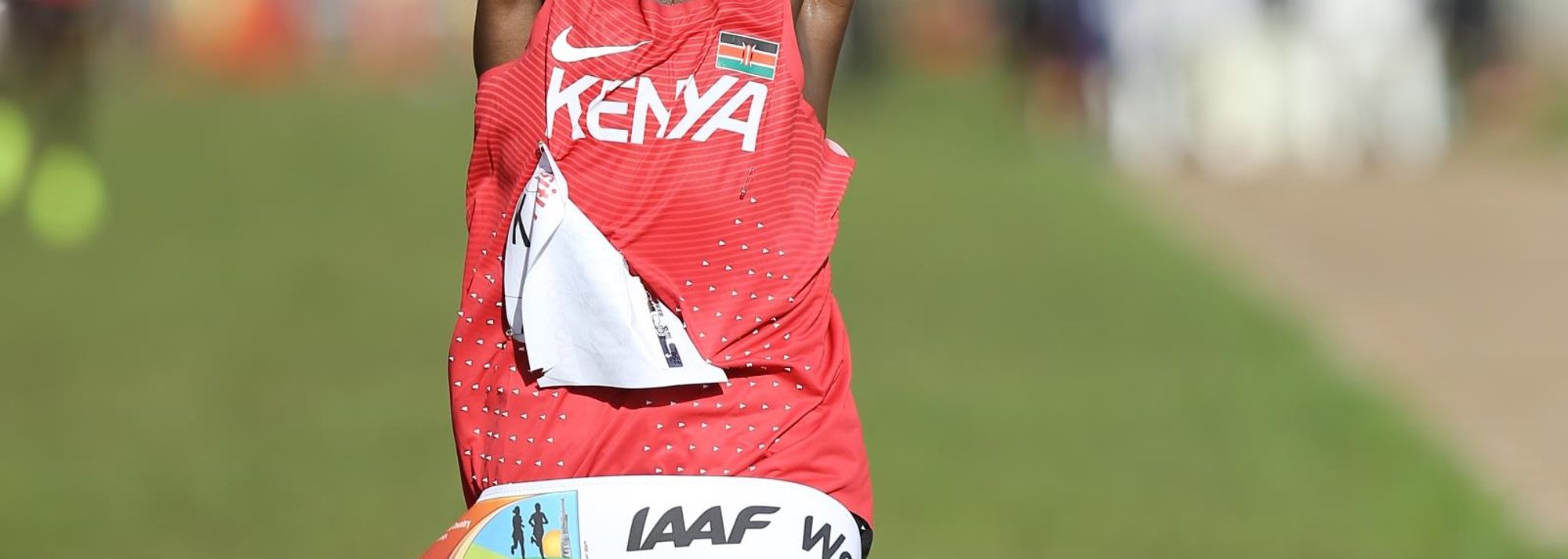 It is the material fairytales are made of: exactly one year to the day after taking the world half marathon title in Cardiff, Geoffrey Kamworor successfully defended his cross country crown from 2015 in 28:24 at the IAAF World Cross Country Championships Kampala 2017. His back-to-back wins mean he is the first senior man in 11 years to retain his title.