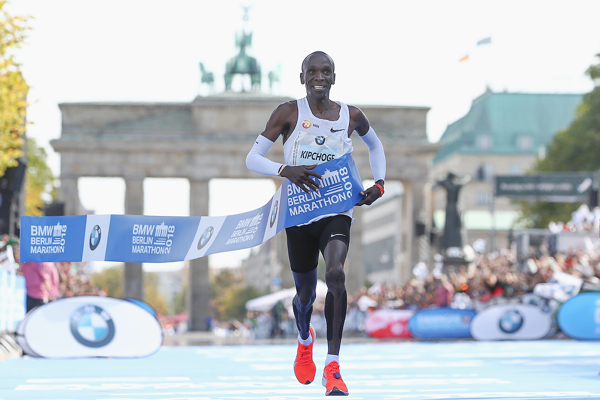 Kipchoge breaks marathon world in Berlin with stunning 2:01:39 | REPORT | World Athletics