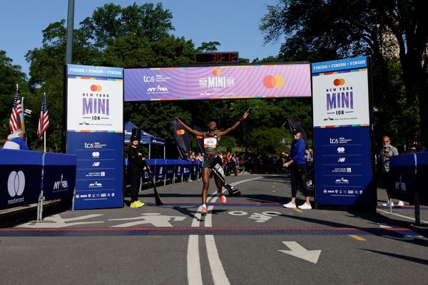 Teferi runs 30:12 race record to win New York Mini 10K | REPORT | World ...