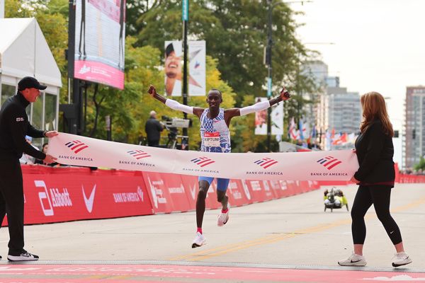 Kiptum breekt wereldrecord op de marathon met 2:00:35, Hassan loopt 2:13:44 in Chicago |  RAPPORT