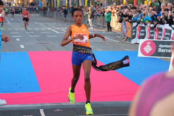 Chebet smashes world 5km record with 13:54 in Barcelona | REPORTS | World Athletics