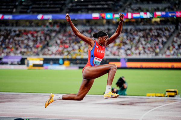 Perez Hernandez leaps world lead to win triple jump title in Tokyo