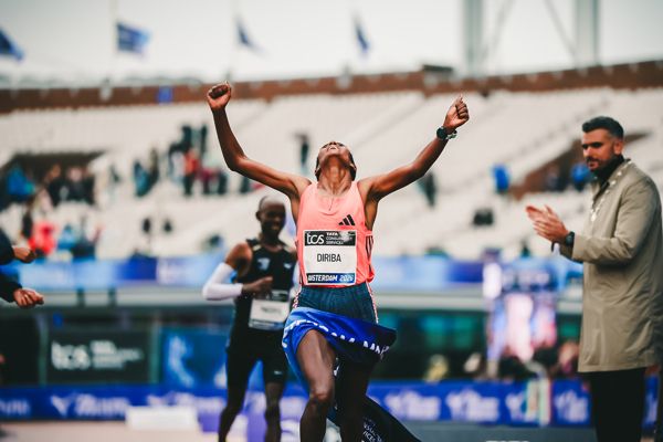 Maratón de Ámsterdam: Diriba ganó con récord del circuito (2:16:12) y Berhanu, en 2:03:33