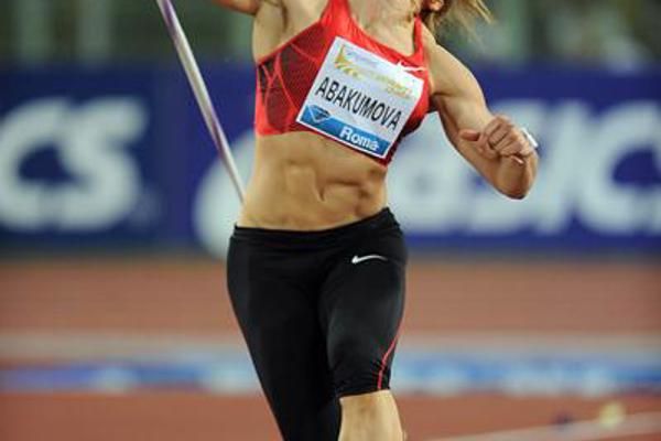 U oyoqlarini yoyib, korsatdi