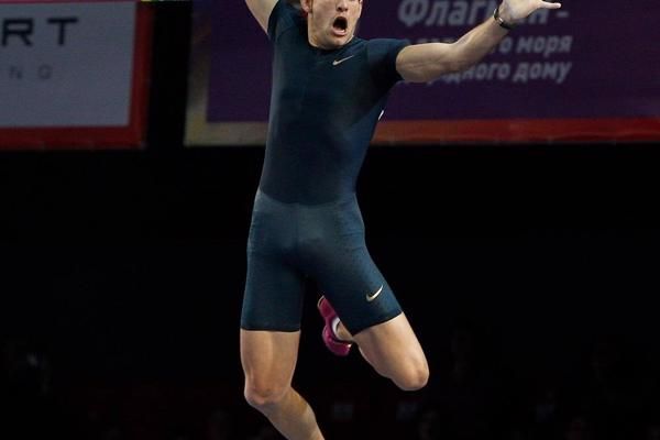 Renaud Lavillenie sets pole vault world record of 6.16m in Donetsk