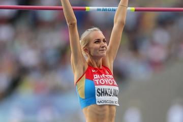 cheering-crowd-winning-relay-inspires-shkolin